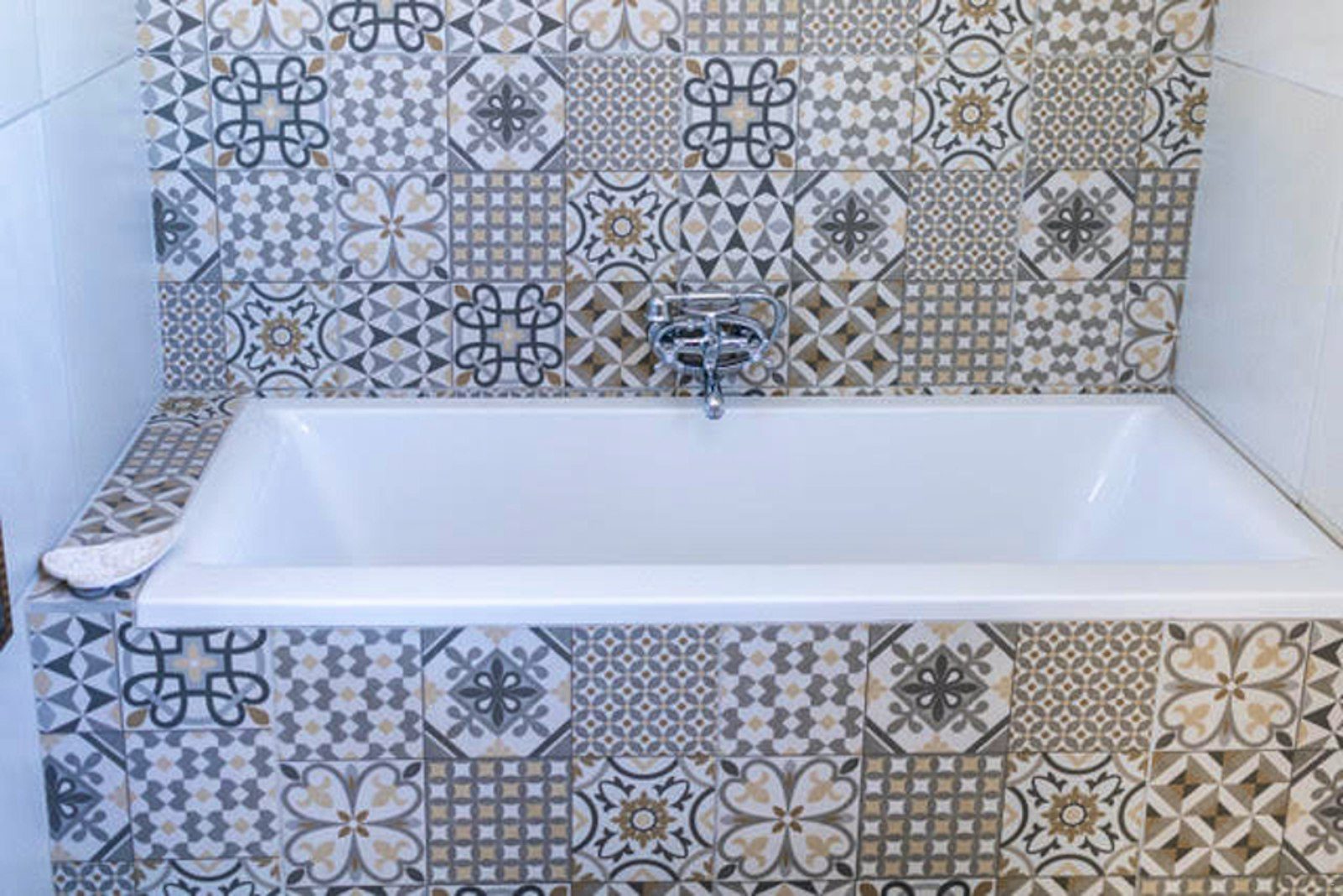 Bath with a patterned tile surround